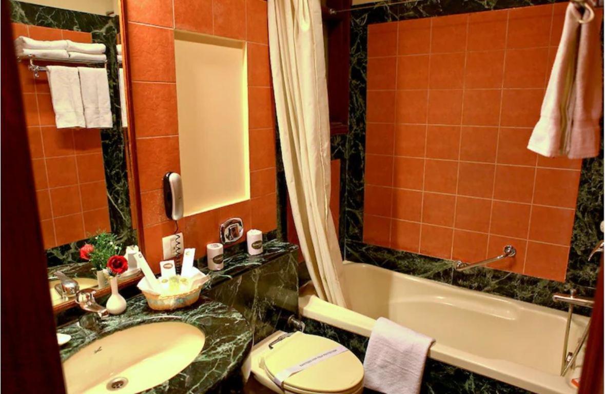 Hotel Florence Inn, Karol Bagh, New Delhi, 2 Min From Metro Exterior photo